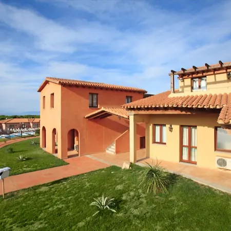 With Swimming-pool In 公寓式酒店 Vignola Mare