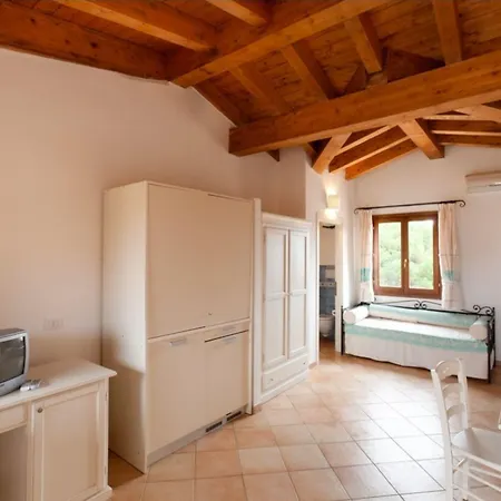 With Swimming-pool In 公寓式酒店 Vignola Mare